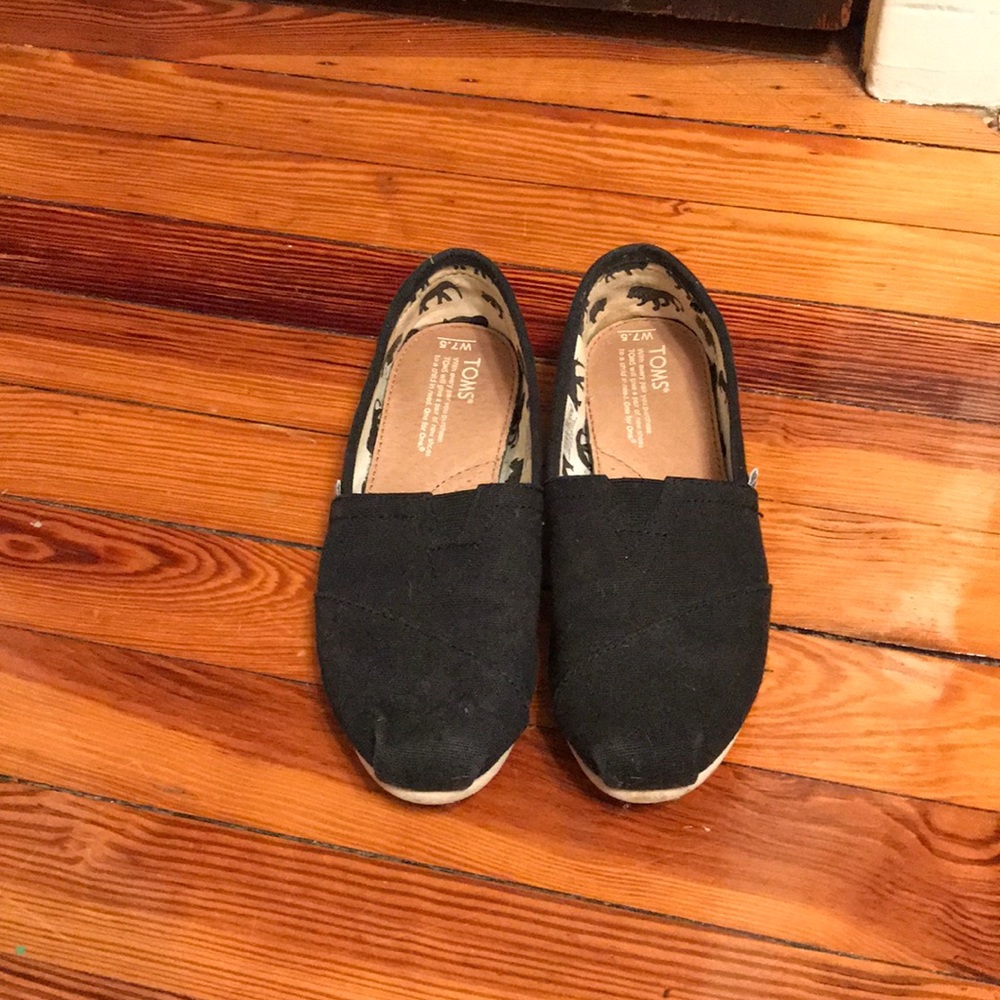 A pair of toms shoes size 7.5